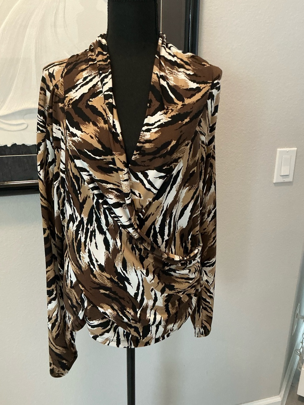 Cache women’s XL animal print wrap, blouse, draped, buckle, long sleeve stretch